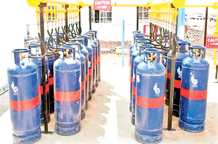 గ్యాస్ మంట.. హోటళ్లకు తంటా!