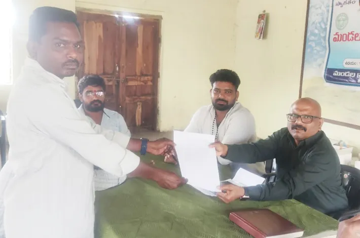 12 ఆదివాసీ గ్రామాలకు రహదారి కష్టాలు