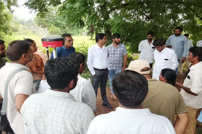 భూముల రి సర్వే పరిశీలన