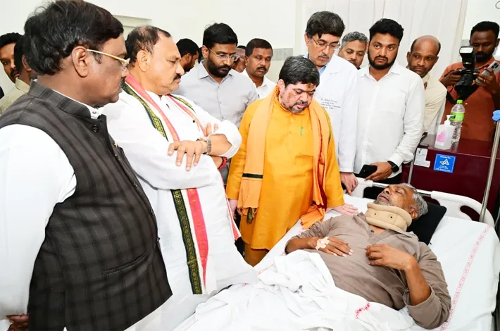 మాజీ ఎమ్మెల్యే నర్సారెడ్డికి పరామర్శ