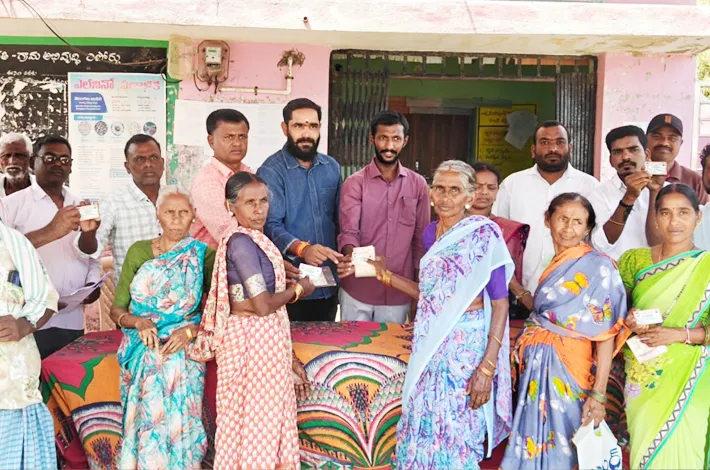 నేరెళ్ల, చిన్నలింగాపూర్‌లో స్మార్ట్ రేషన్ కార్డుల పంపిణీ