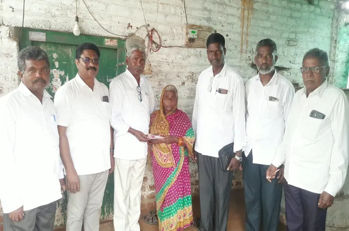 సేవకుని కుటుంబానికి ఆర్థిక చేయూత