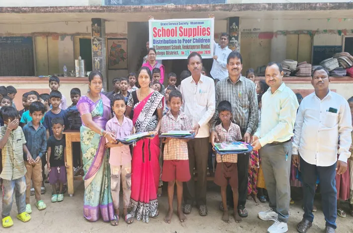 విద్యార్థులకు బ్యాగులు, నోట్ బుక్స్, పలకల పంపిణీ