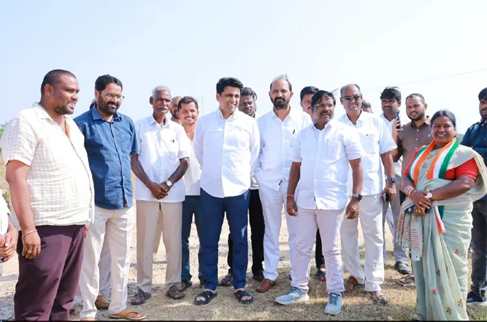 స్టేడియం స్థలాన్ని పరిశీలించిన ఎమ్మెల్యేలు
