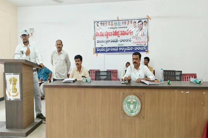 వాడిగా.. వేడిగా మండల స్థాయి సమీక్ష సమావేశం