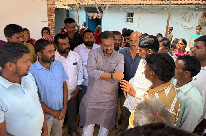 గిరిజన రైతు కుటుంబాన్ని పరామర్శించిన ఎంపీ