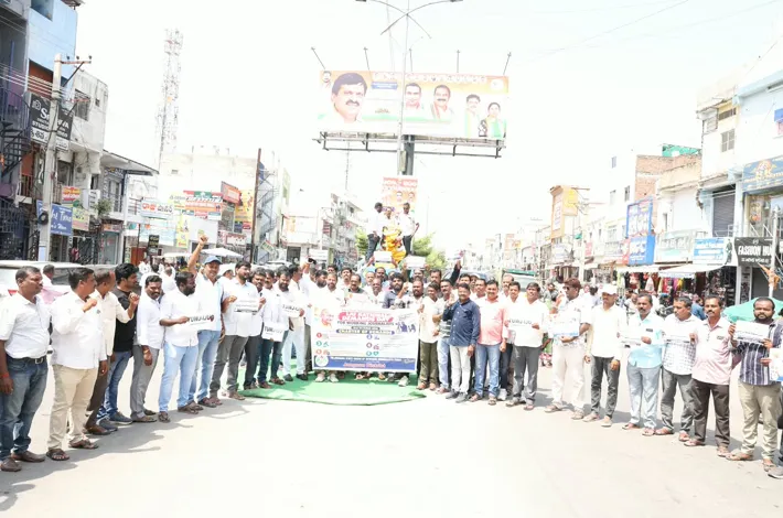 గాంధీ విగ్రహానికి వినతి పత్రం అందజేత 