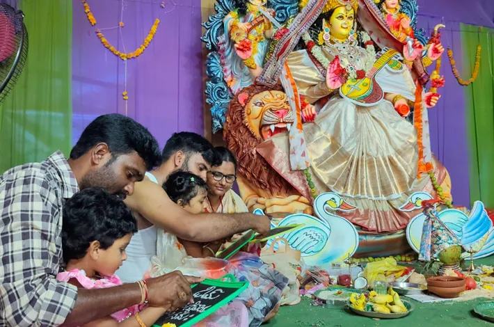 సరస్వతీ దేవి అవతారంలో దర్శనమిచ్చిన అమ్మవారు