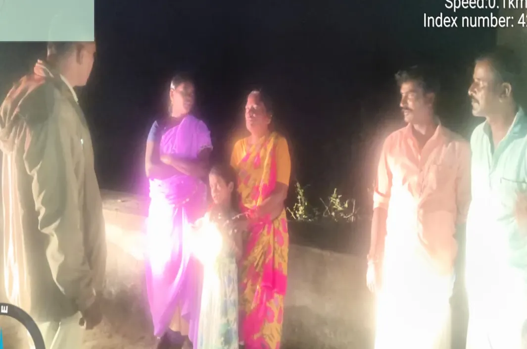 కూతురితో కలిసి తల్లి ఆత్మహత్యాయత్నం.. కాపాడిన పోలీసులు