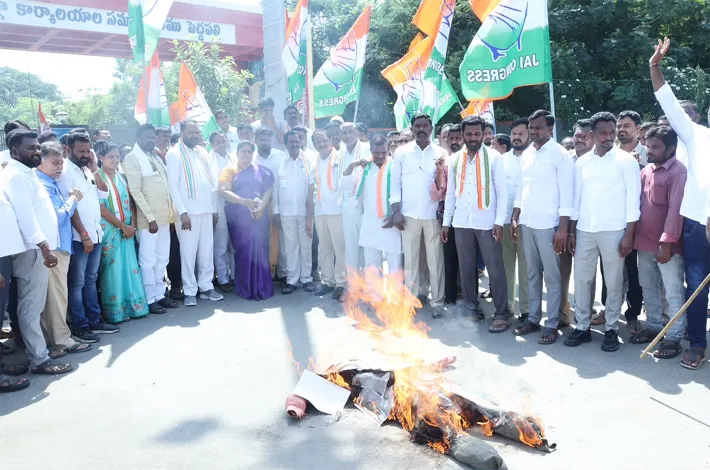 ఎన్నికల సంఘం తీరుపై నిరసన