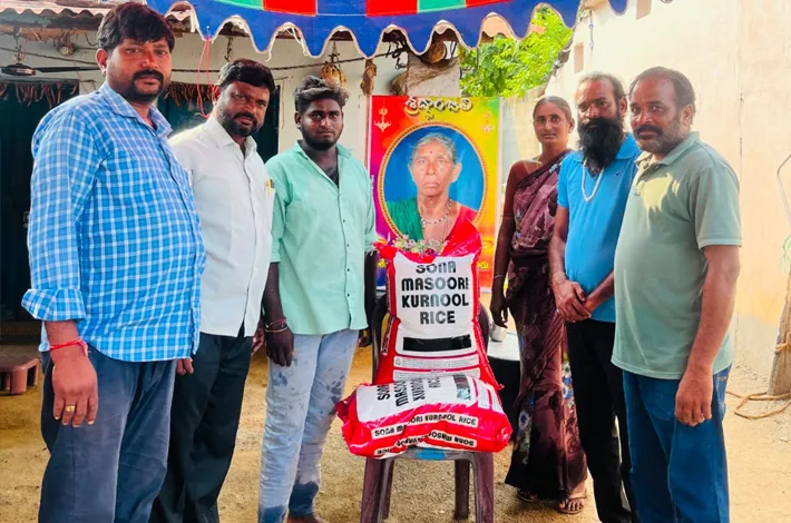 సోమక్క కుటుంబానికి 50 కేజీల బియ్యం కాంగ్రెస్ నాయకులు అందజేత