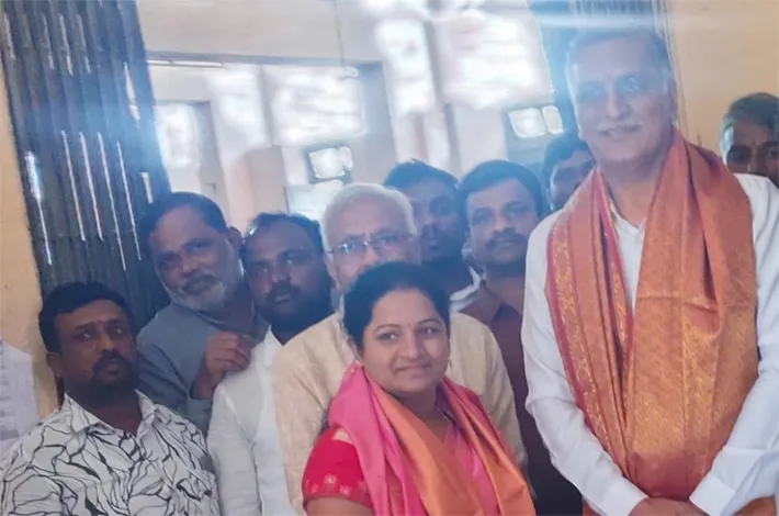హరీష్ రావును కలిసిన వజ్జెపల్లి సర్పంచ్