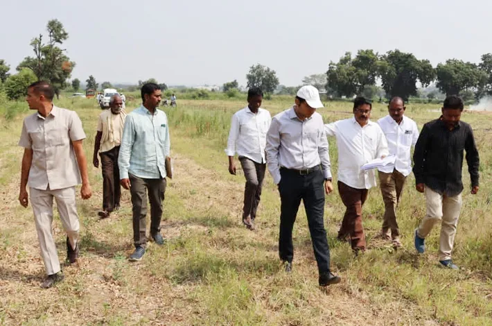 భూములను పరిశీలించిన కలెక్టర్ 
