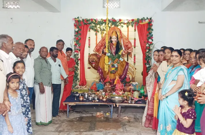 ఎల్‌బీఎస్ నగర్‌లో ఘనంగా దేవి ఉత్సవాలు