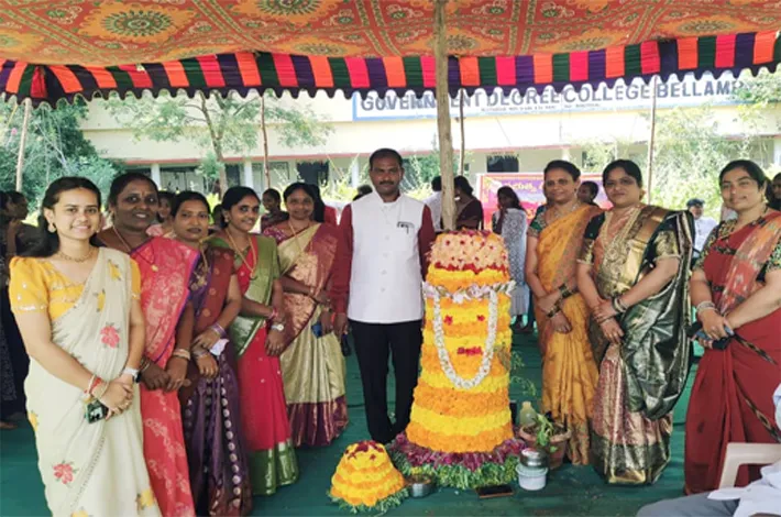అంబరాన్నింటిన ముందస్తు  బతుకమ్మ సంబరాలు