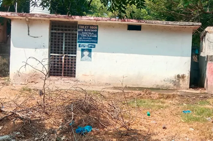 నిర్మించారు.. తాళాలు వేశారు!