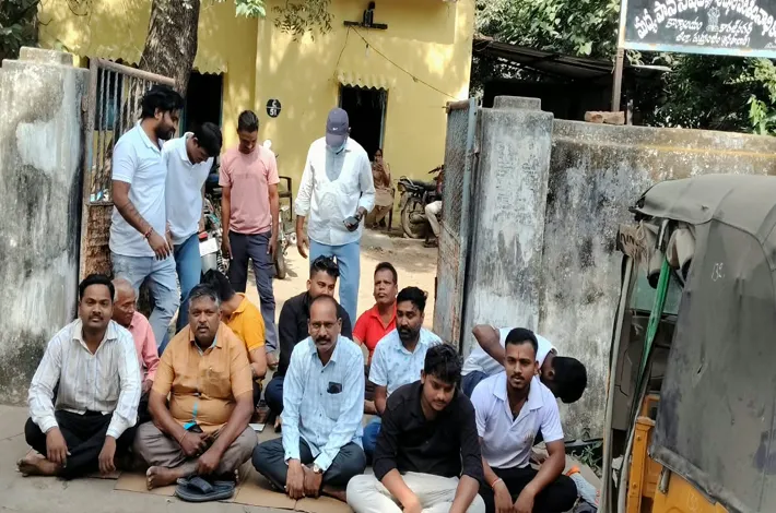 ఎక్సైజ్‌ కార్యాలయం ఎదుట బార్ల వార్‌!