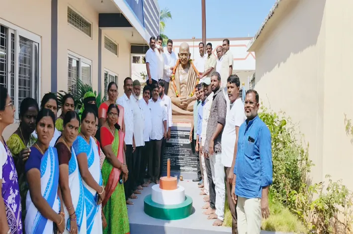 మహాత్ముడికి ఘనంగా నివాళులు