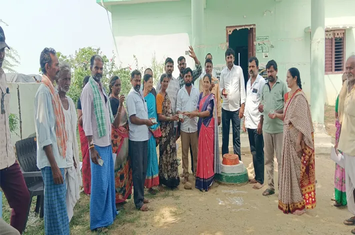 స్మార్ట్ రేషన్ కార్డులు పంపిణీ