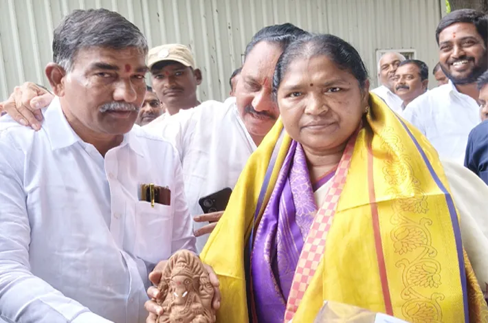 సర్పంచుల సమస్యలు పరిష్కరించాలంటూ సీతక్కకు వినతి