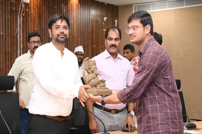 మట్టి గణేశ విగ్రహాల పంపిణీ