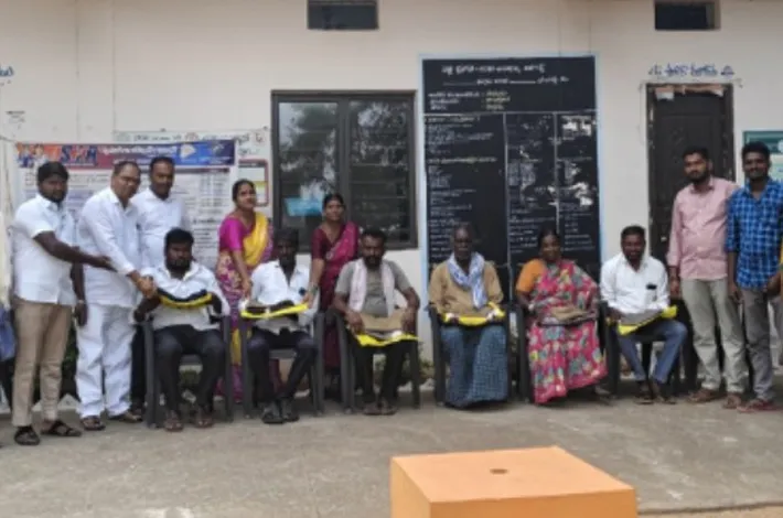 పంచాయతీ సిబ్బందికి యూనిఫామ్స్, షూస్ పంపిణీ