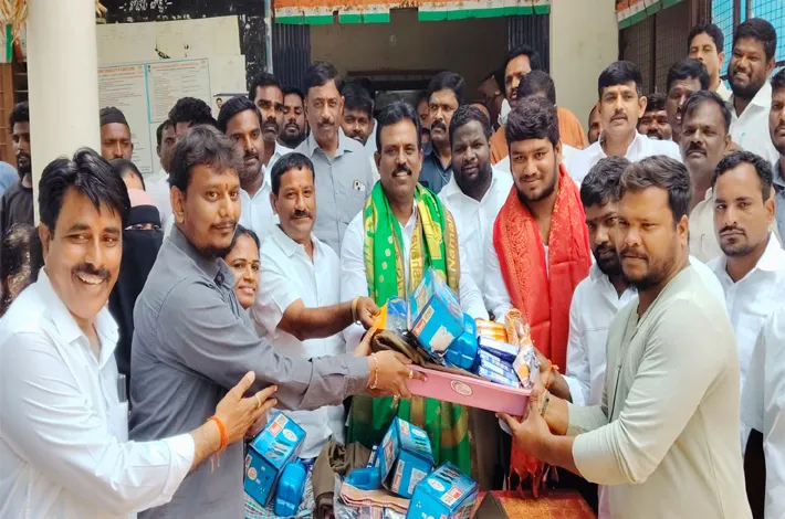 పారిశుద్ధ కార్మికులకు సానిటేషన్ కిట్లు పంపిణీ