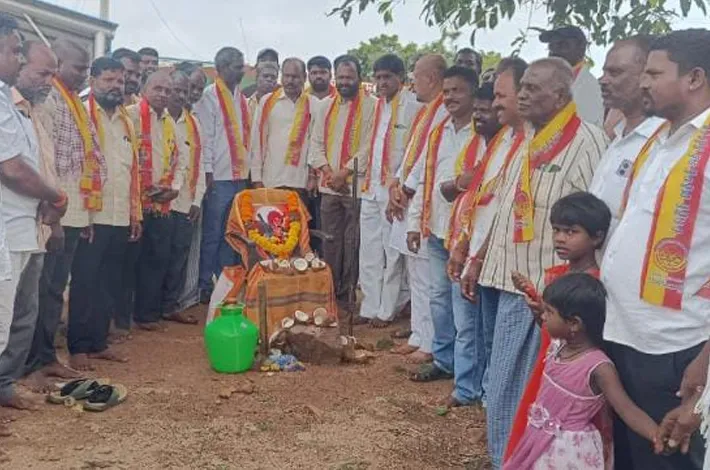 పండుగ సాయన్న విగ్రహ ప్రతిష్ఠాపనకు భూమిపూజ