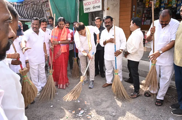 మహాత్మా గాంధీ, లాల్ బహదూర్ శాస్త్రి సేవలు వెలకట్టలేనివి..