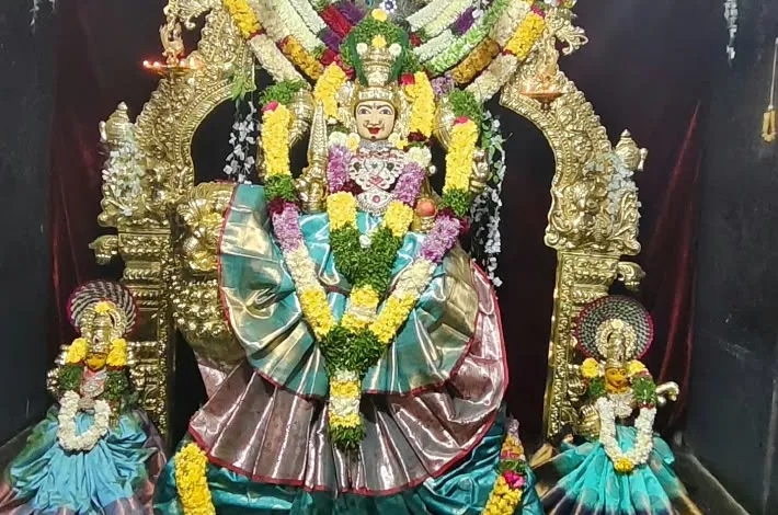 కళ్యాణి అలంకారంలో దర్శనమిచ్చిన గజ్వేల్ మహంకాళి 
