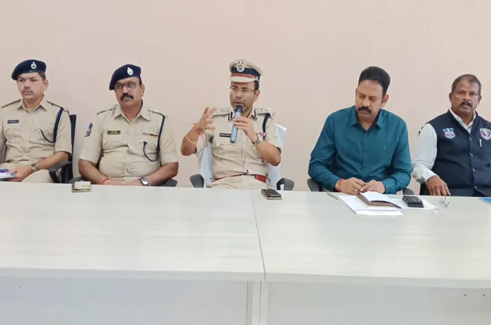 పెడ్లర్లపై నిరంతర నిఘా..