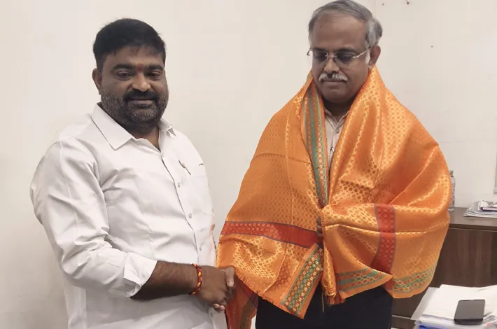 రైల్వే సమస్యలపై అదికారులతో భీమా శ్రీధర్ చర్చలు