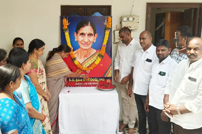 అలక నీలమ్మ కుటుంబాన్ని పరామర్శించిన ఉత్తమ్ పద్మావతి రెడ్డి