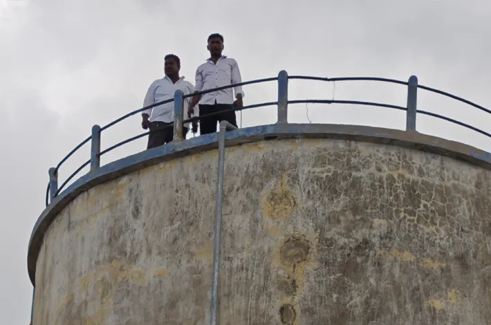 జనగామలో వాటర్ ట్యాంక్ ఎక్కిన ఇద్దరు వ్యక్తులు