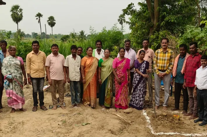 మహిళా సంఘ భవనానికి భూమిపూజ