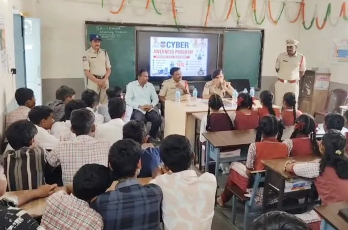 సైబర్ నేరాలపై విద్యార్థులకుఅవగాహన కార్యక్రమం