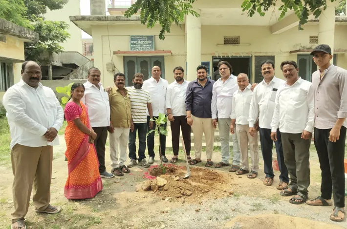 పరమేష్ యాదవ్ జన్మదినం సందర్భంగా హరితహారం, అన్నదాన కార్యక్రమం