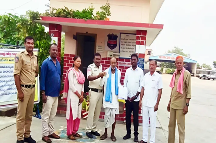 నిజాయితీ చాటిన ఆర్టీసీ కండక్టర్