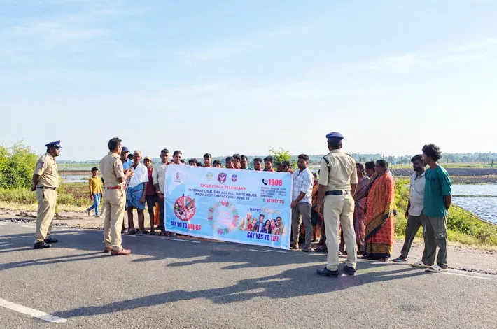 రోడ్ సేఫ్టీ అవేర్నెస్ ప్రోగ్రాం నిర్వహించిన పోలీసులు
