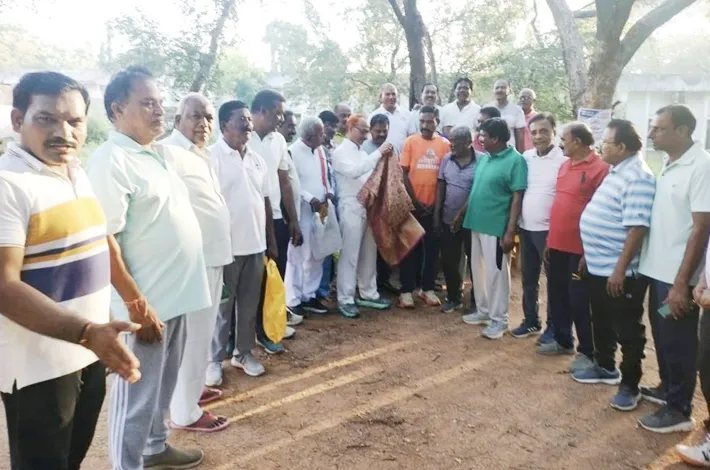 కొంపెల్లి రవీందర్ ను సన్మానించిన సీనియర్ న్యాయవాది