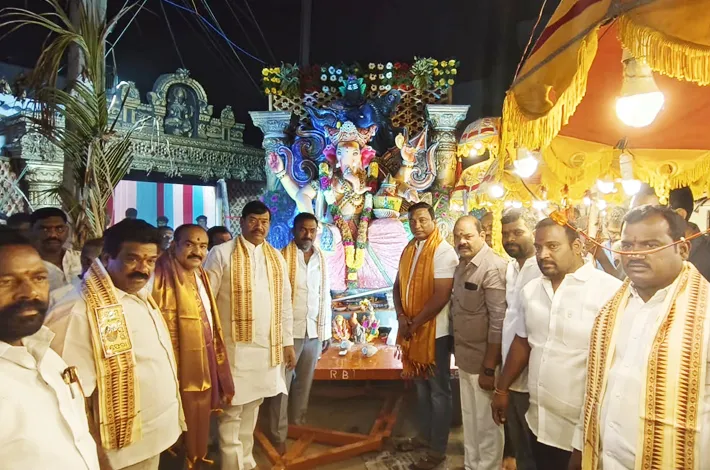 చైతన్య యూత్ ఆధ్వర్యంలో నిర్వహించిన లడ్డు వేలం పాటలో 1.25000 లకు కైవసం