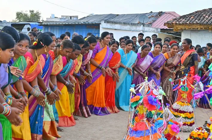 బతుకమ్మ తెలంగాణ ఆడపడుచుల ఆత్మగౌరవ ప్రతీక..