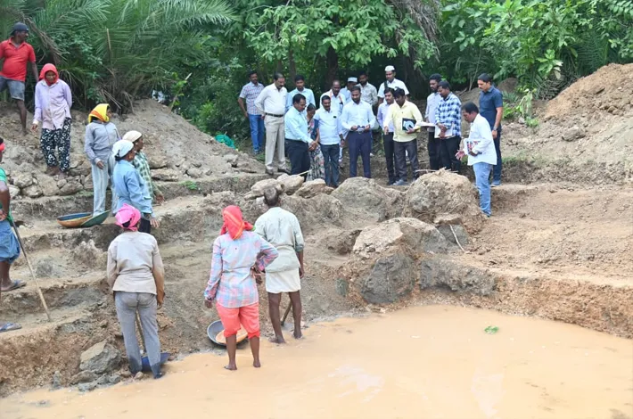 గ్రామాల్లో నీటి సంరక్షణ పనులకు ప్రాధాన్యత ఇవ్వాలి