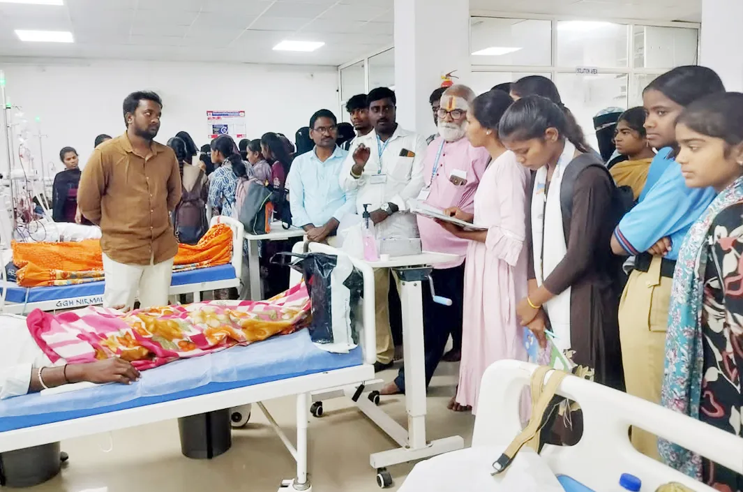 ఆస్పత్రిని సందర్శించిన డిగ్రీ కళాశాల విద్యార్థులు