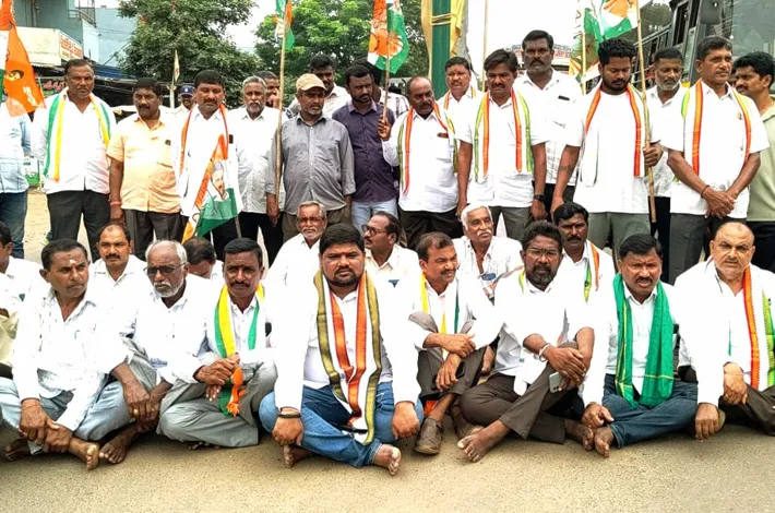 కేసీఆర్‌ దళిత సమాజానికి బేషరతుగా క్షమాపణ చెప్పాలి