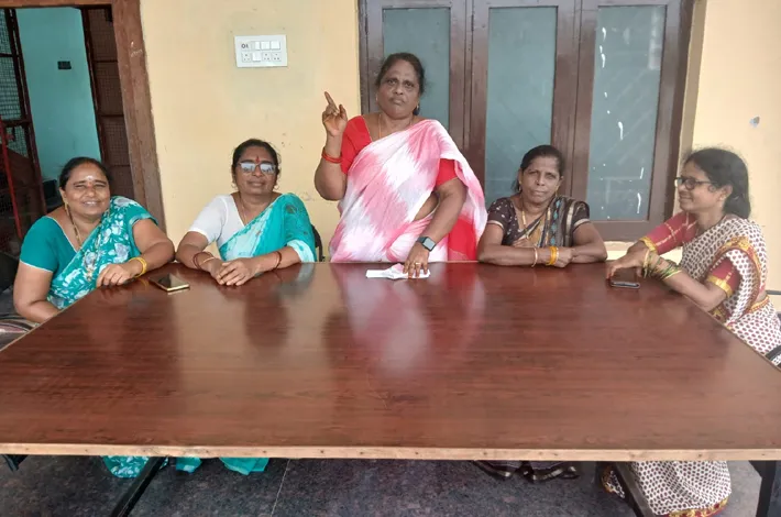 అధికారుల నిర్లక్ష్యంతోనే బిల్లుల జాప్యం