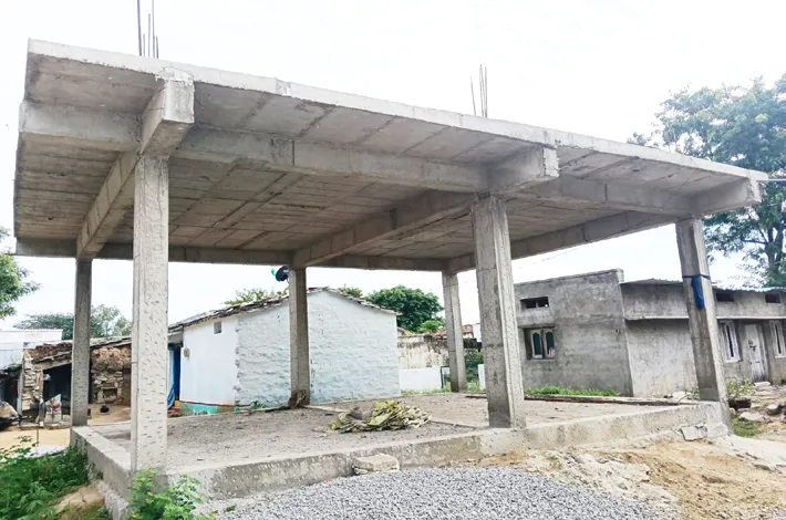 పైసలు రానిది.. పనులు ఎట్లా చేయాలే