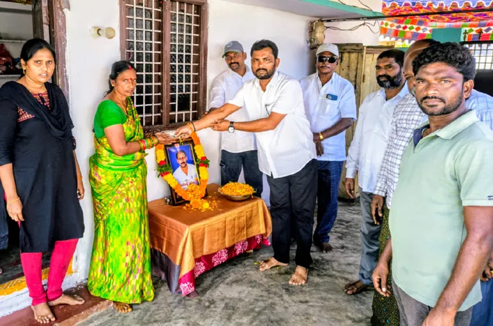మృతి చెందిన బీఆర్‌ఎస్‌ కార్యకర్త కుటుంబానికి ఆర్థిక సాయం