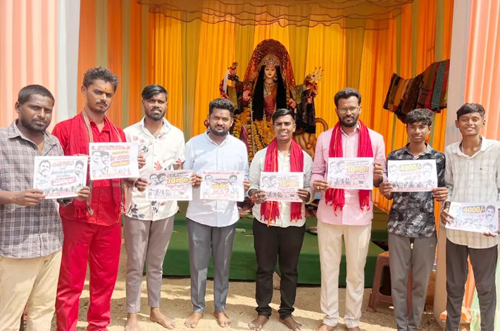 దుర్గామాత ముందు నిరసన 