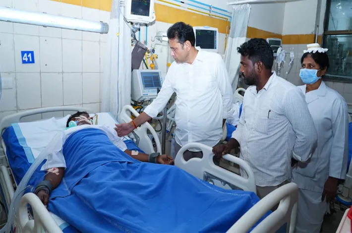 బాధితులను కలిసిన మంత్రి